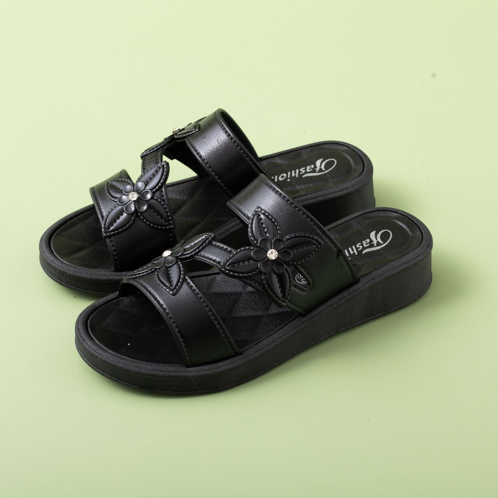 Casual Non Slip Thick Soled Slippers With A Comfortable Outdoor Atmosphere